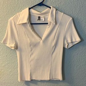 Cropped collar shirt. SIZE: M